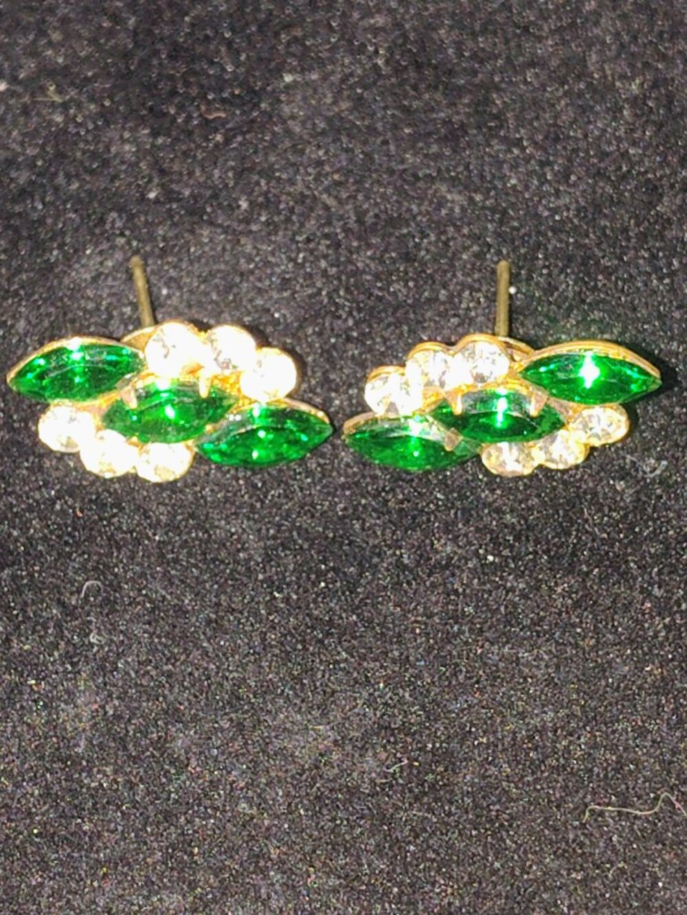 Vintage Emerald Green Rhinestone Floral Cluster Earrings – Gold‑Tone – 0.75"
